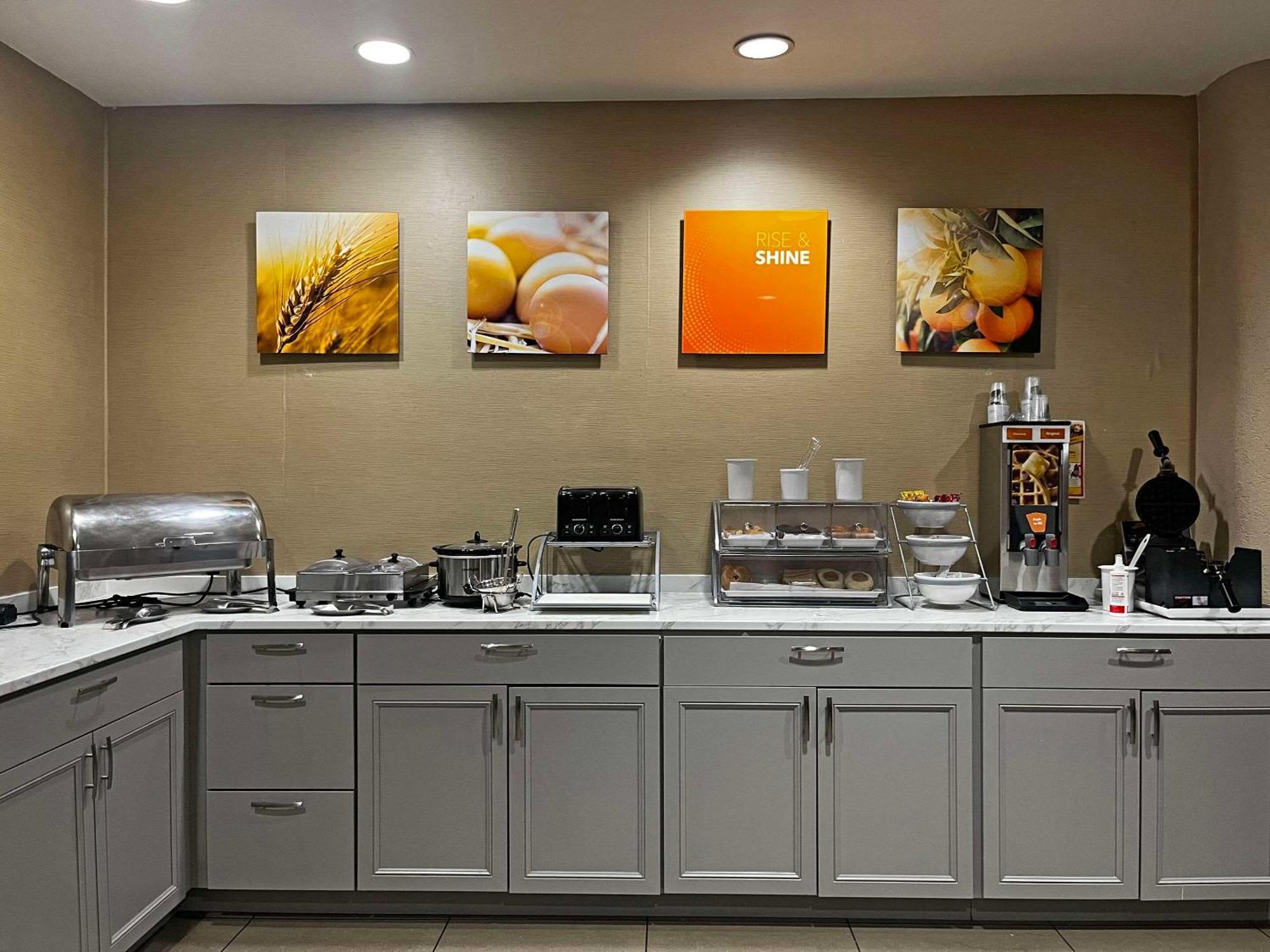 Comfort Suites Peoria Sports Complex Exterior foto